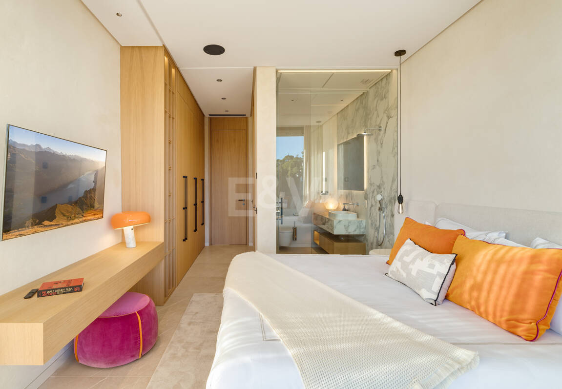 Elegancia estilo moderno con vistas panorámicas al mar