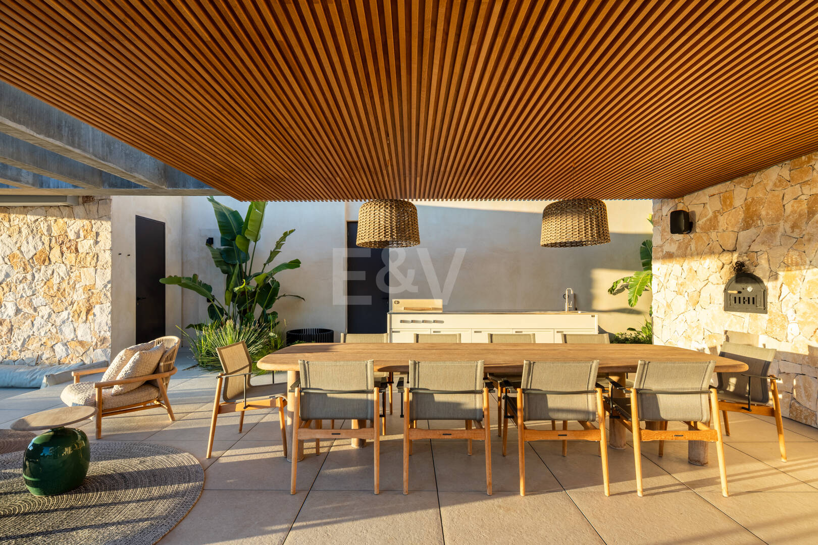 Elegancia estilo moderno con vistas panorámicas al mar