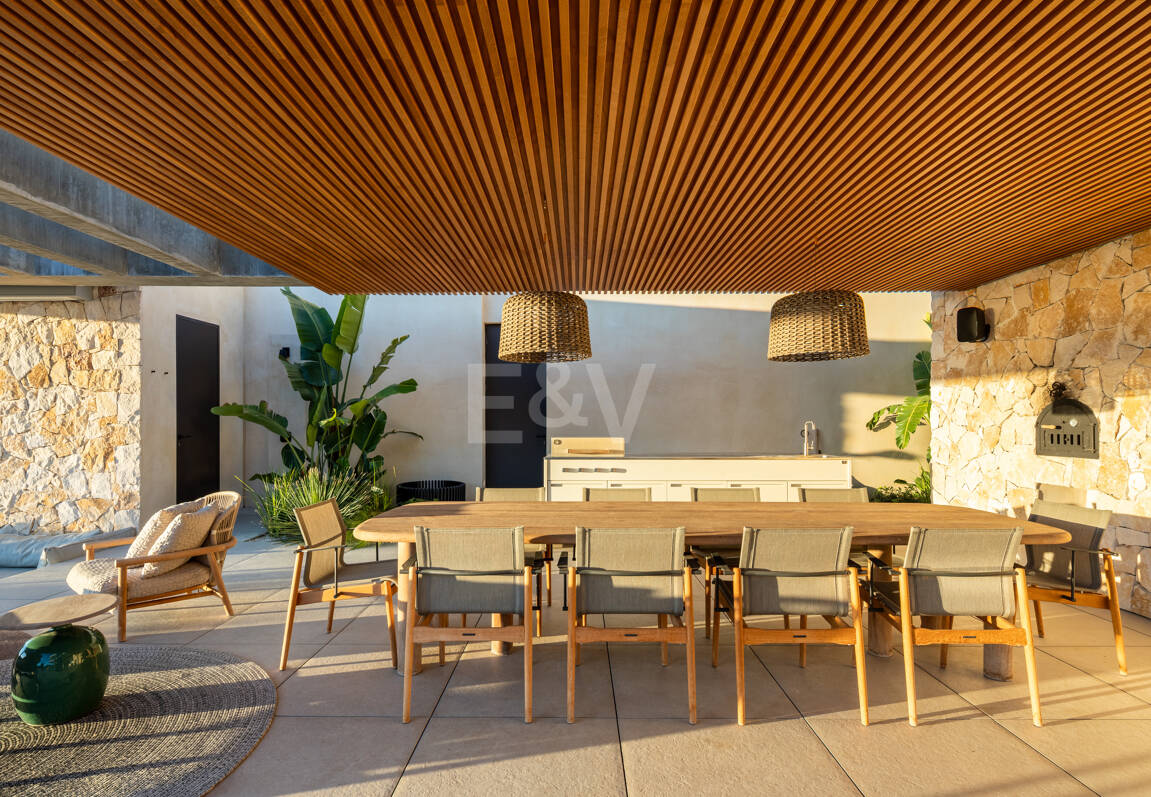 Elegancia estilo moderno con vistas panorámicas al mar