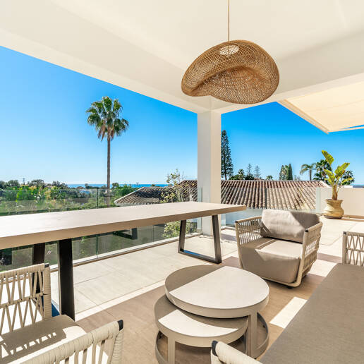 Sanctuaire architectural moderne : conception sur mesure avec vue sur la mer