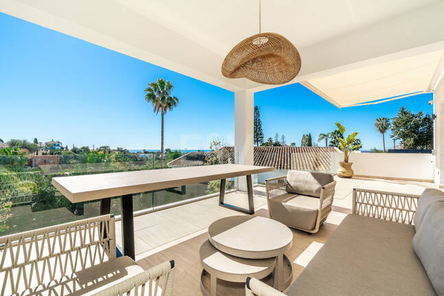 Sanctuaire architectural moderne : conception sur mesure avec vue sur la mer