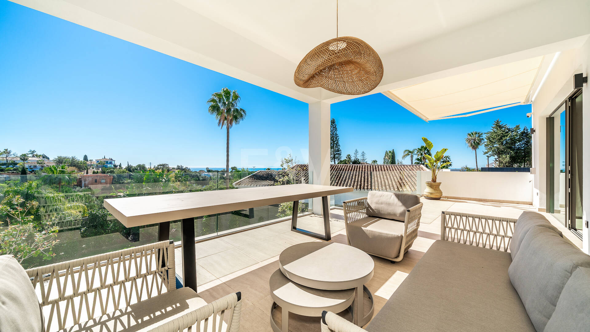 Sanctuaire architectural moderne : conception sur mesure avec vue sur la mer