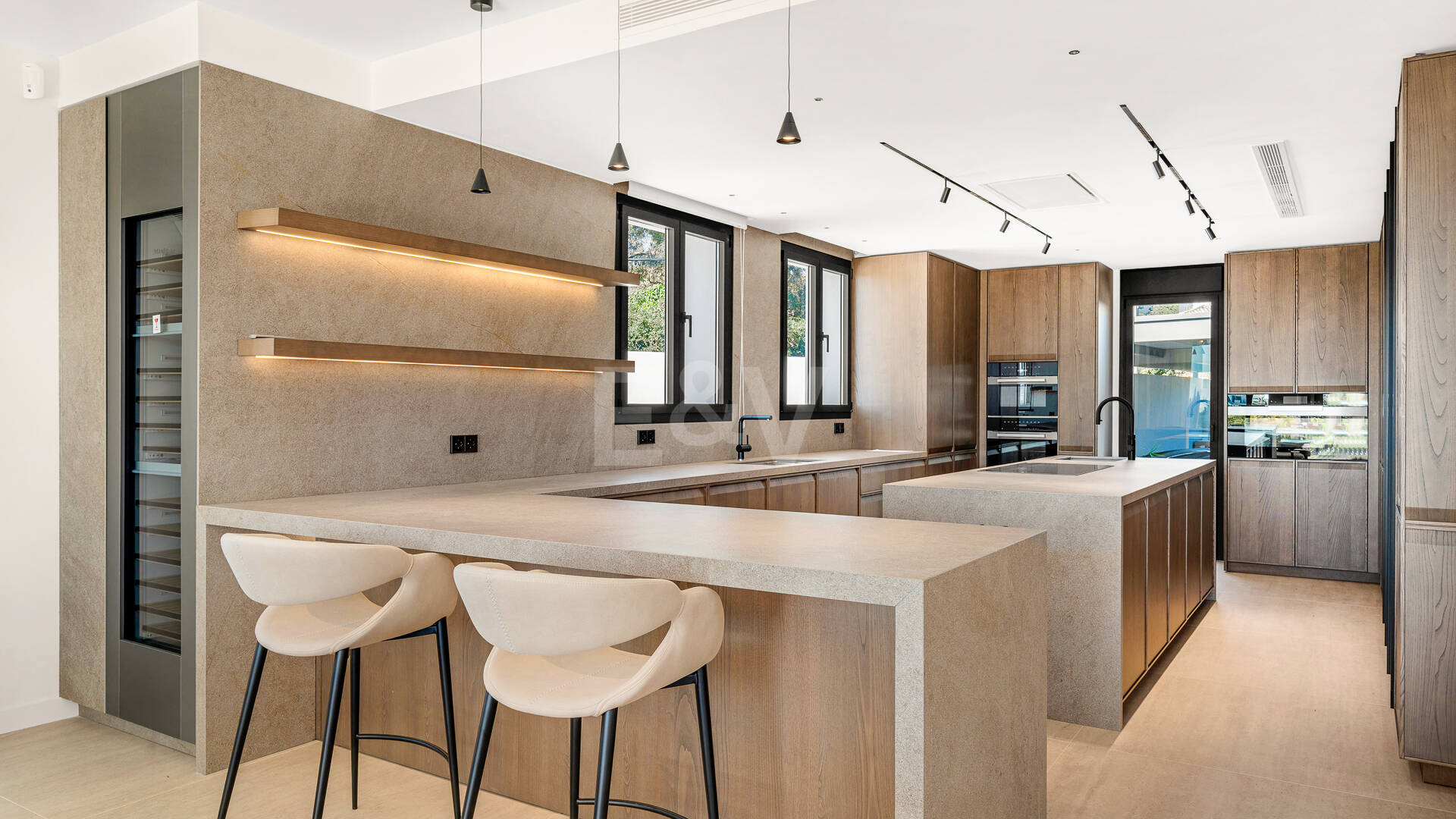 Sanctuaire architectural moderne : conception sur mesure avec vue sur la mer