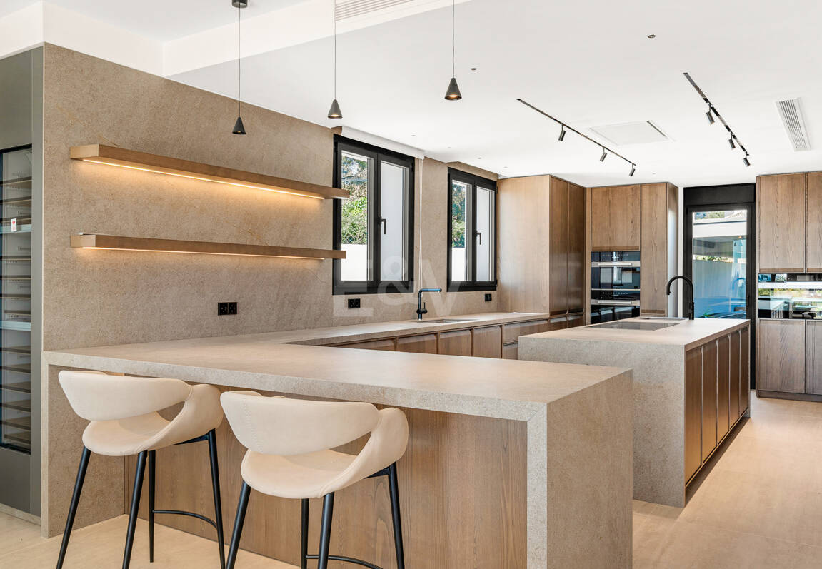 Sanctuaire architectural moderne : conception sur mesure avec vue sur la mer