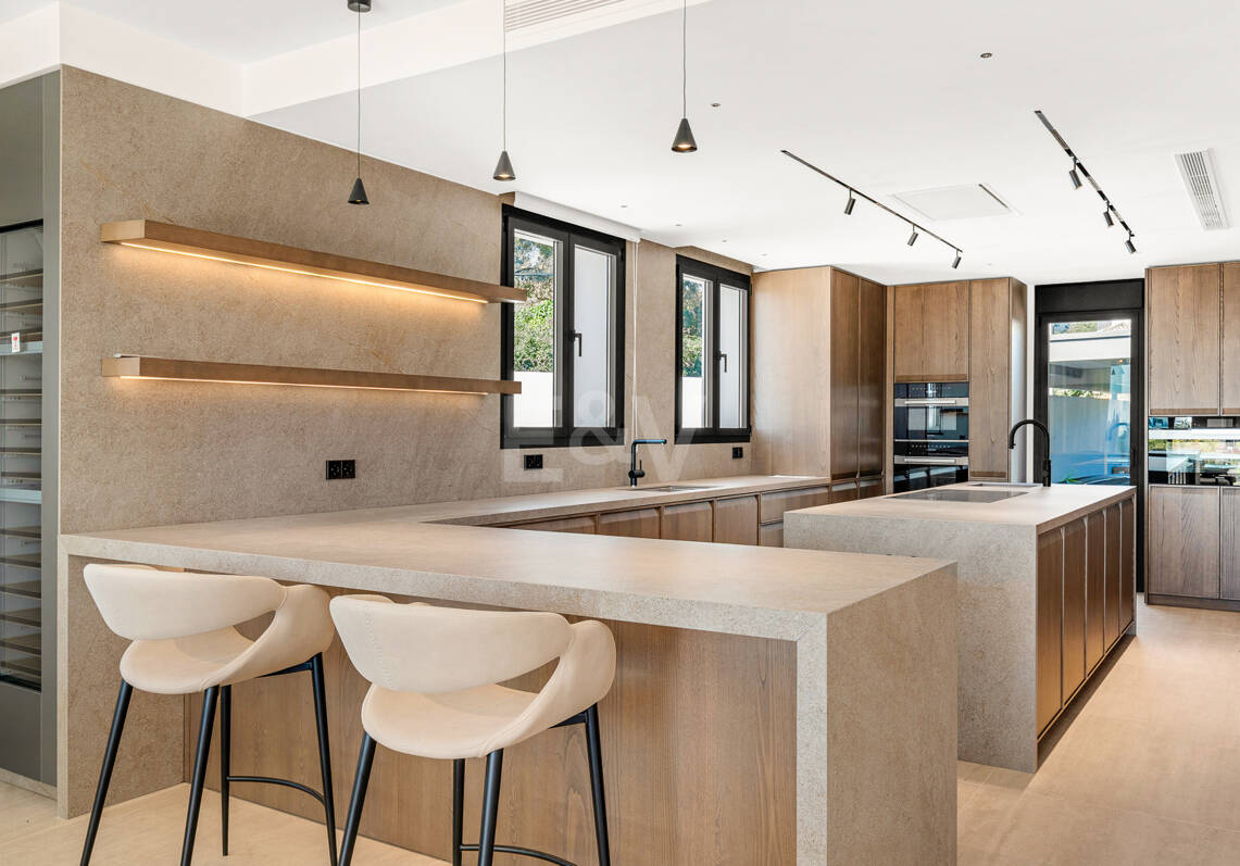 Modernes architektonisches Paradies: Individuelles Design mit Meerblick
