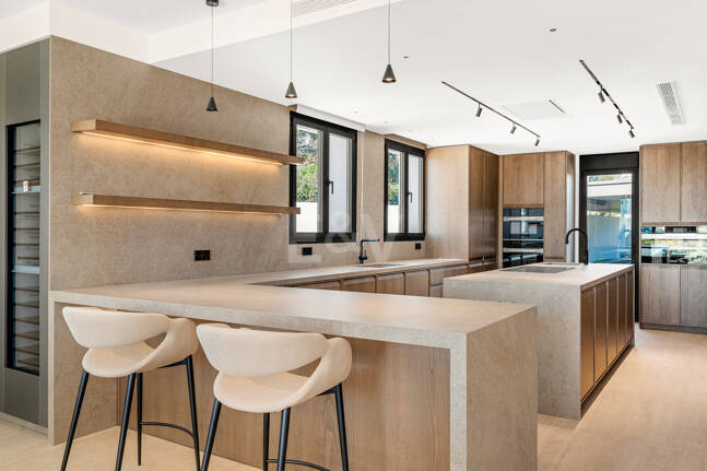 Sanctuaire architectural moderne : conception sur mesure avec vue sur la mer