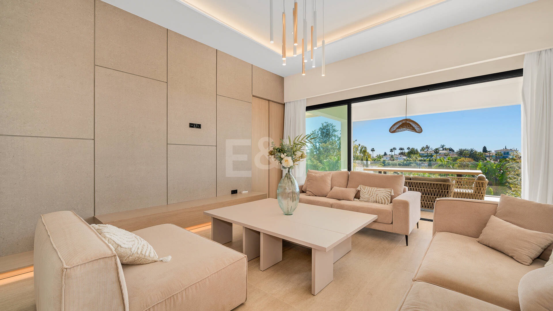 Modern Architectural Sanctuary: Bespoke Design with Sea Views