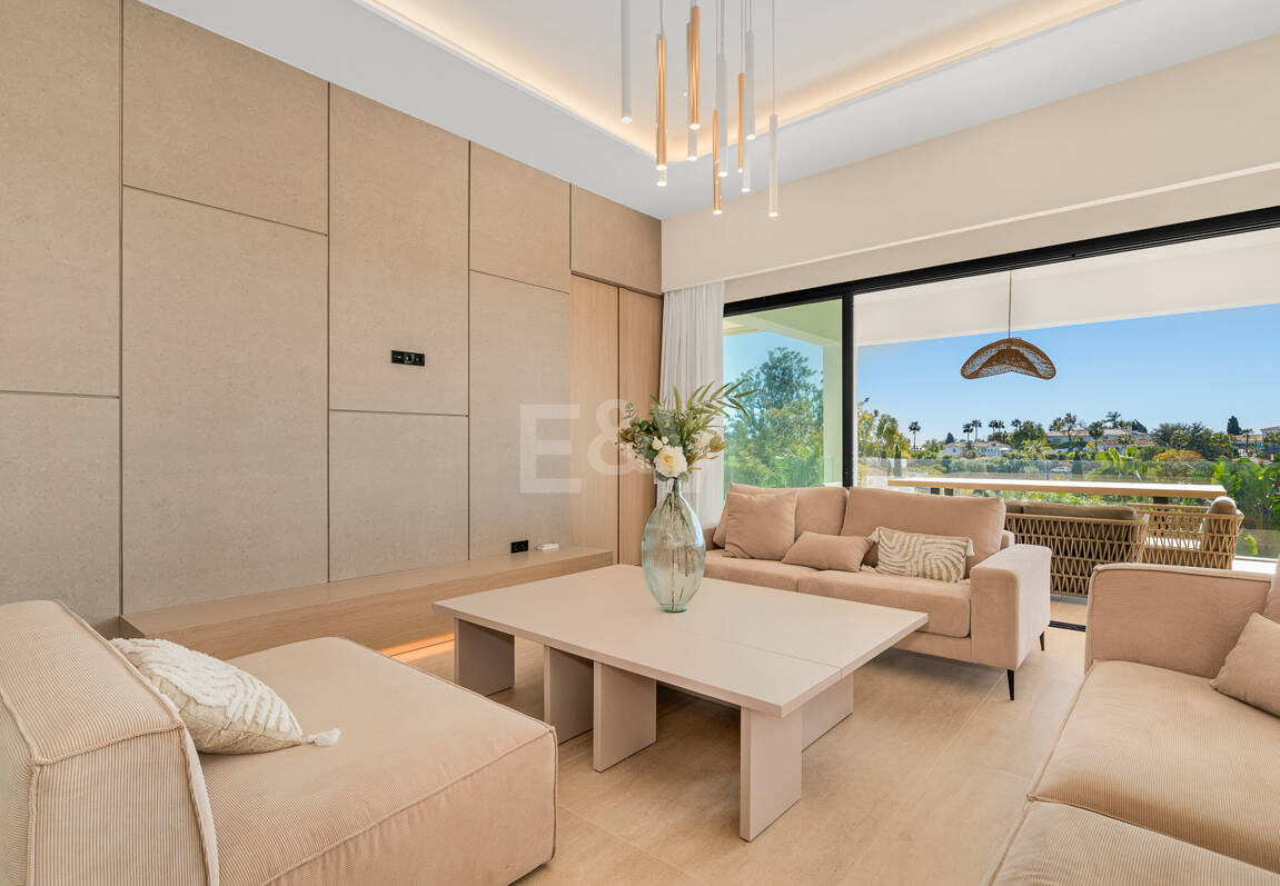 Sanctuaire architectural moderne : conception sur mesure avec vue sur la mer