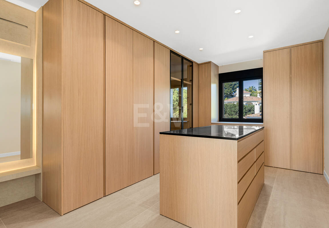 Sanctuaire architectural moderne : conception sur mesure avec vue sur la mer