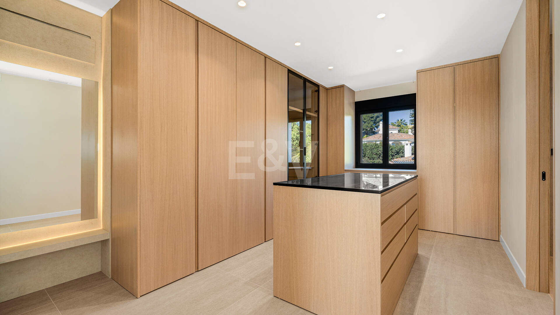 Sanctuaire architectural moderne : conception sur mesure avec vue sur la mer