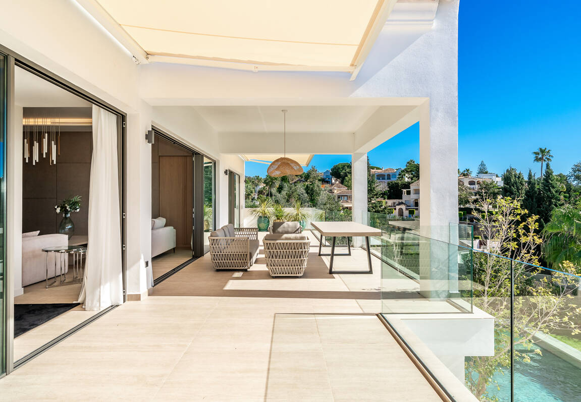 Sanctuaire architectural moderne : conception sur mesure avec vue sur la mer