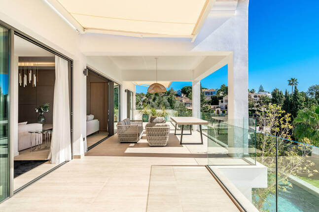 Sanctuaire architectural moderne : conception sur mesure avec vue sur la mer