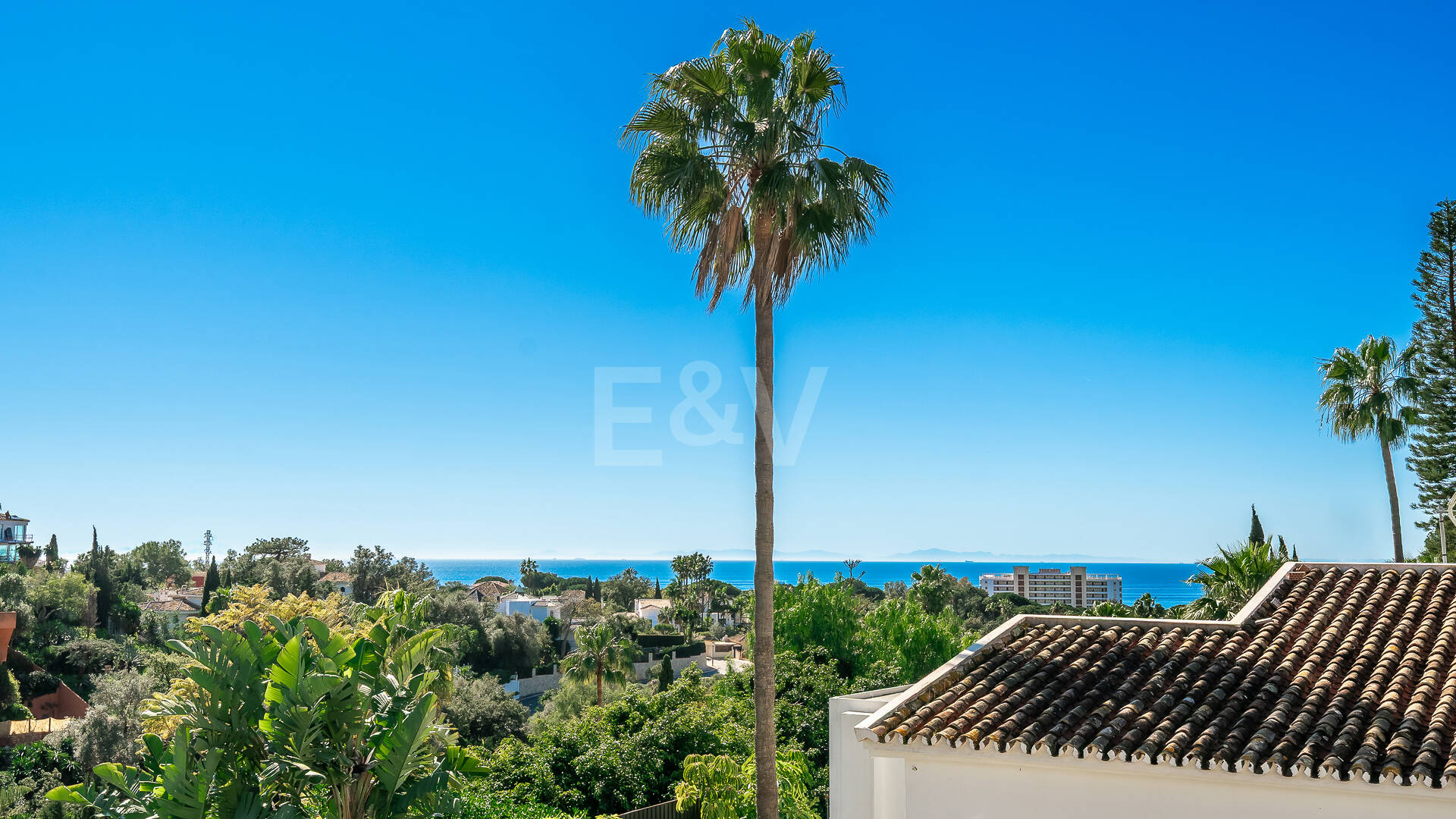 Sanctuaire architectural moderne : conception sur mesure avec vue sur la mer