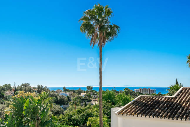 Sanctuaire architectural moderne : conception sur mesure avec vue sur la mer