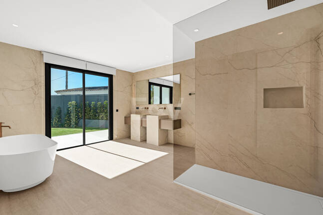 Sanctuaire architectural moderne : conception sur mesure avec vue sur la mer