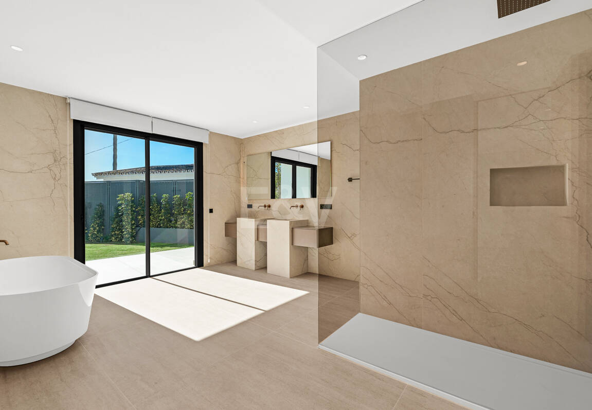 Sanctuaire architectural moderne : conception sur mesure avec vue sur la mer