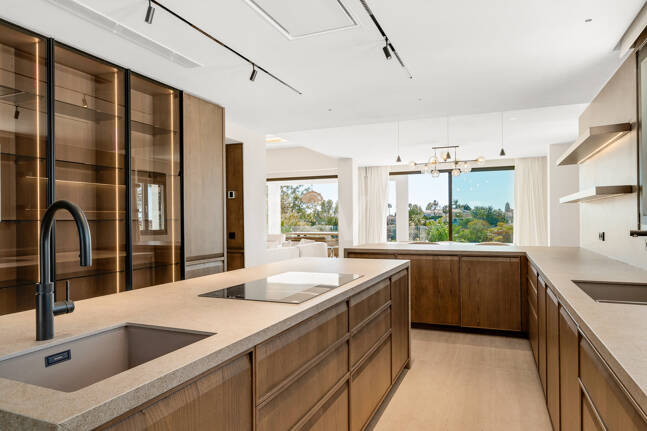 Sanctuaire architectural moderne : conception sur mesure avec vue sur la mer