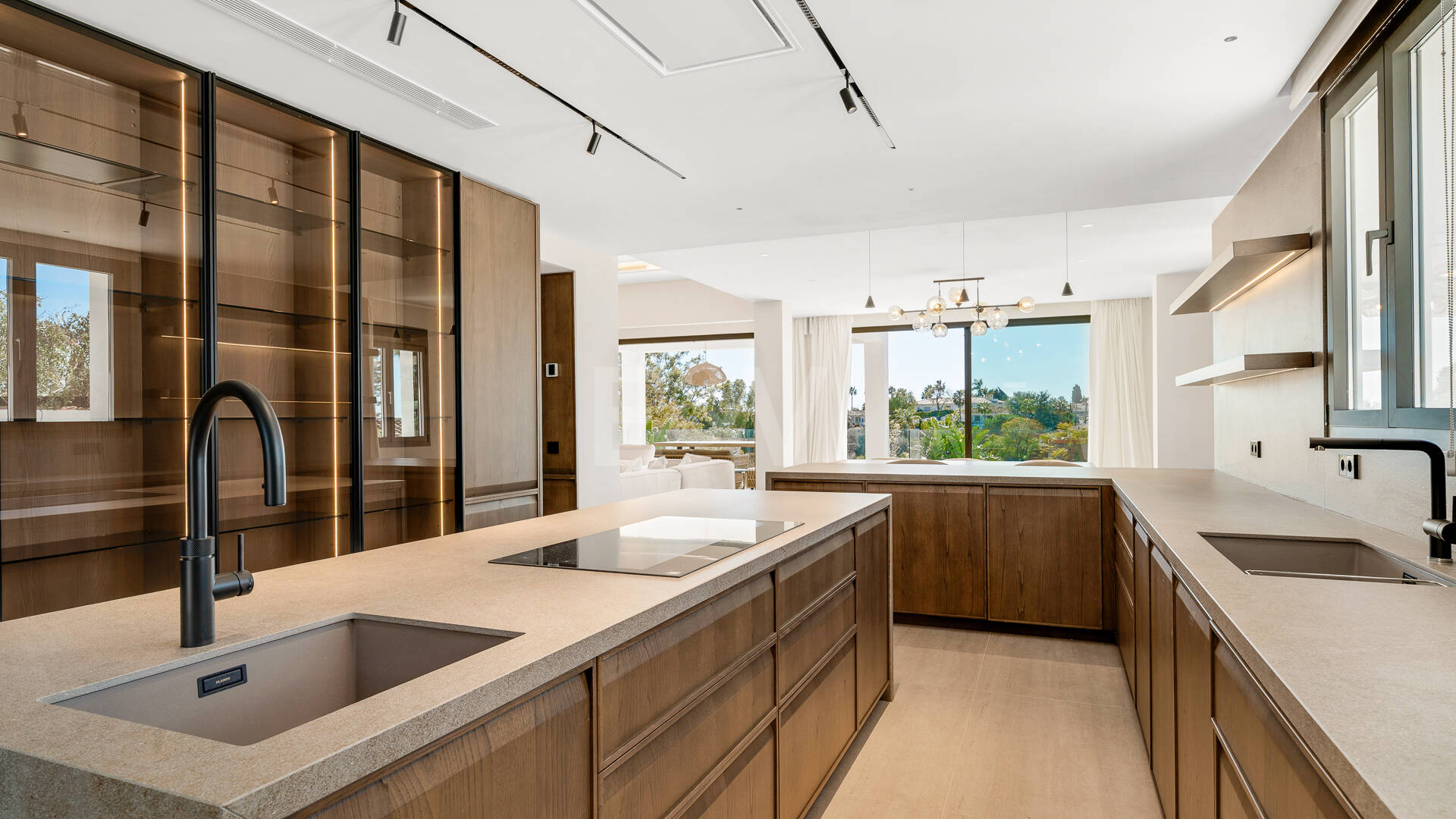 Sanctuaire architectural moderne : conception sur mesure avec vue sur la mer