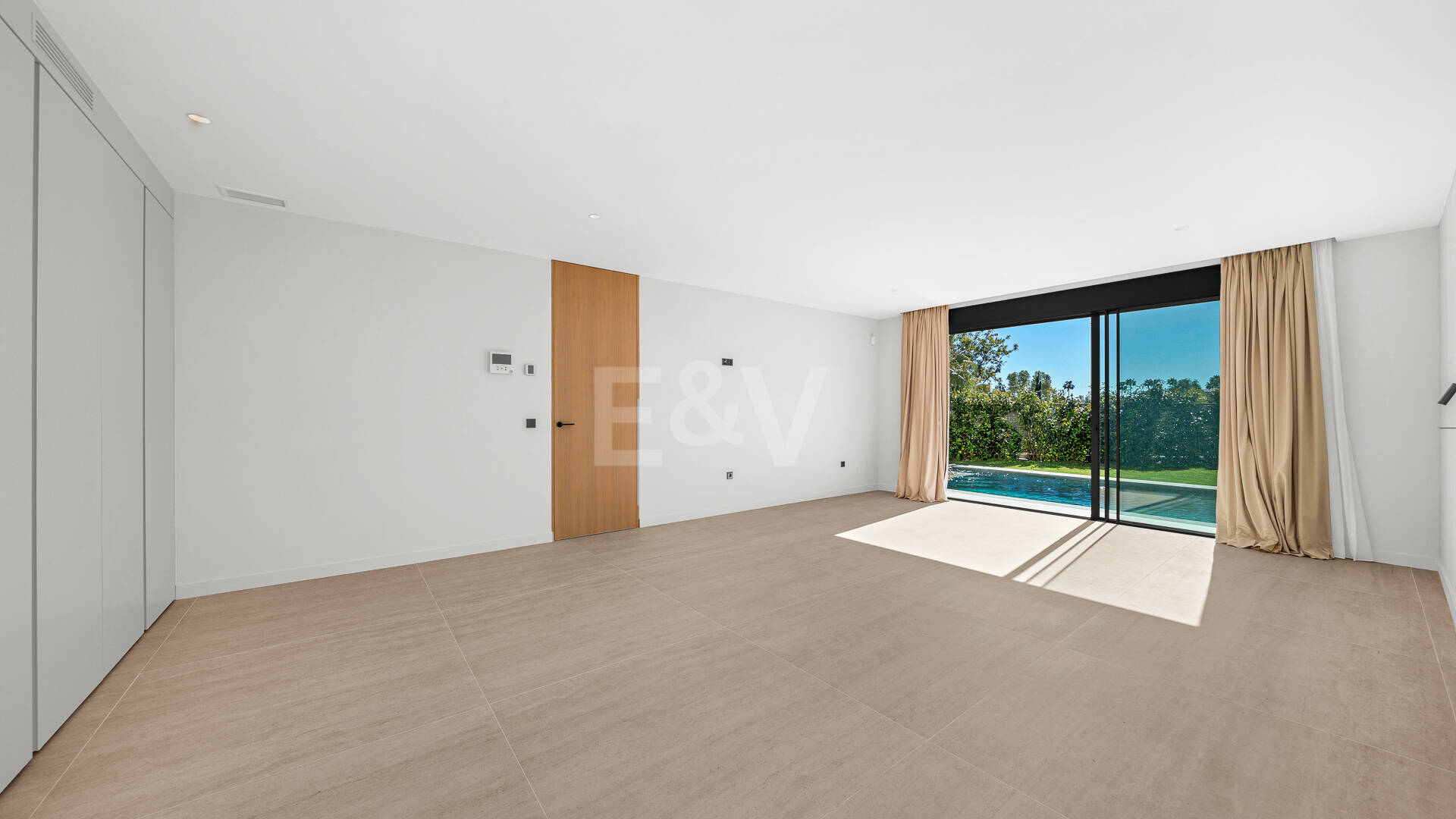 Modern Architectural Sanctuary: Bespoke Design with Sea Views