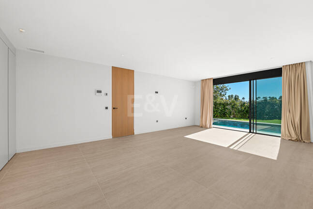 Sanctuaire architectural moderne : conception sur mesure avec vue sur la mer