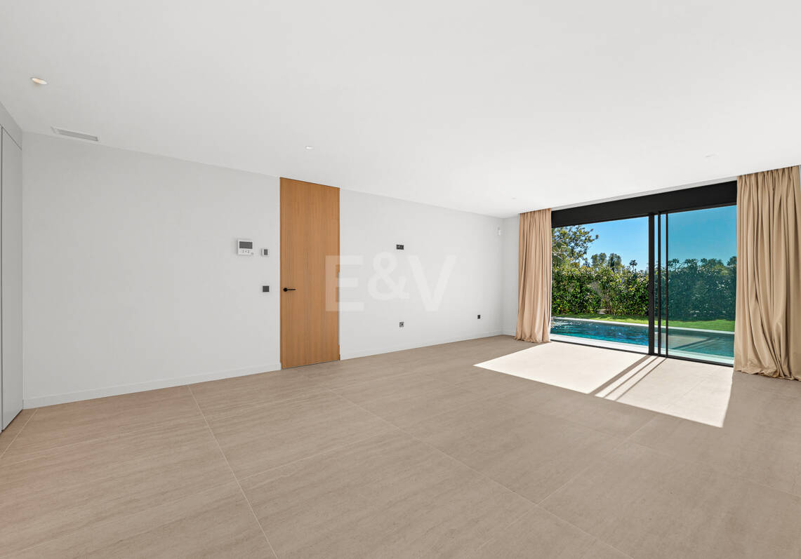 Modernes architektonisches Paradies: Individuelles Design mit Meerblick