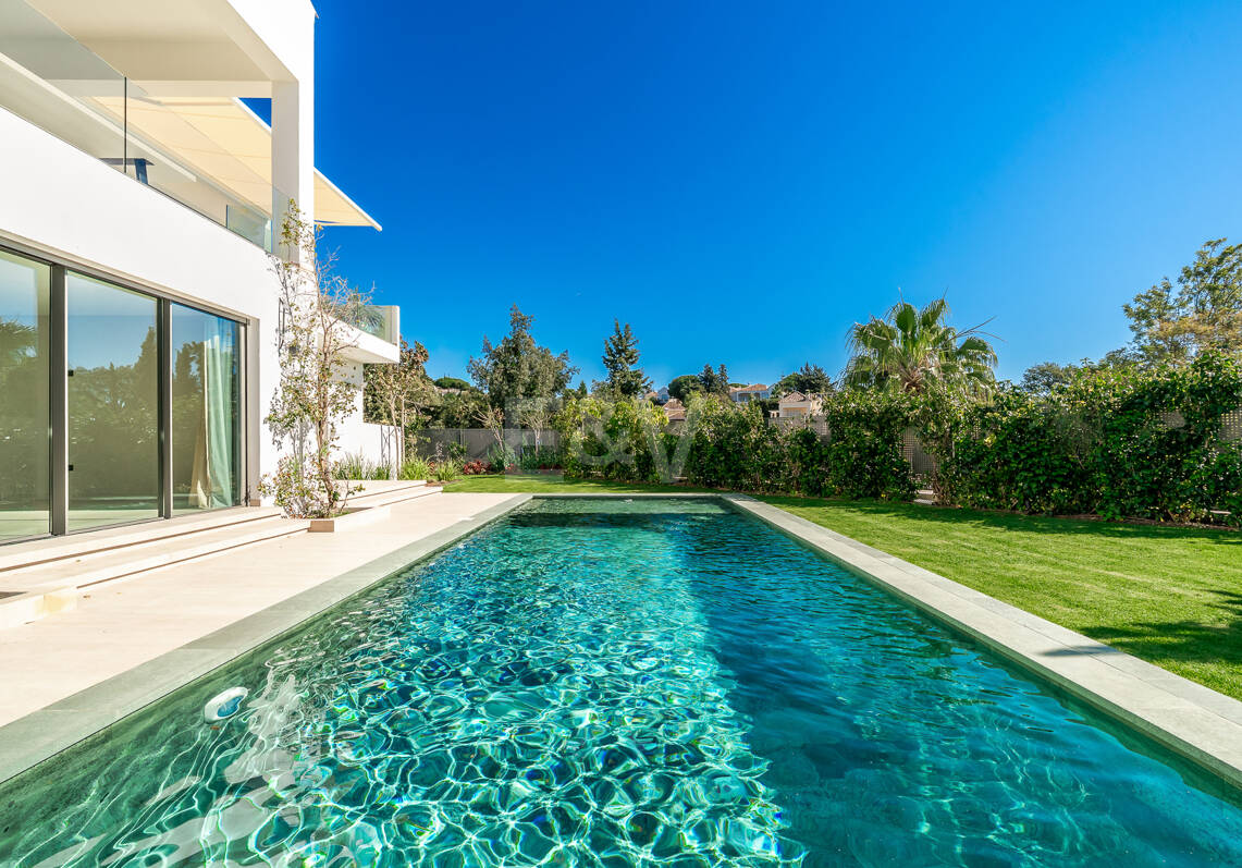 Modernes architektonisches Paradies: Individuelles Design mit Meerblick