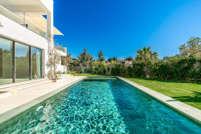 Sanctuaire architectural moderne : conception sur mesure avec vue sur la mer