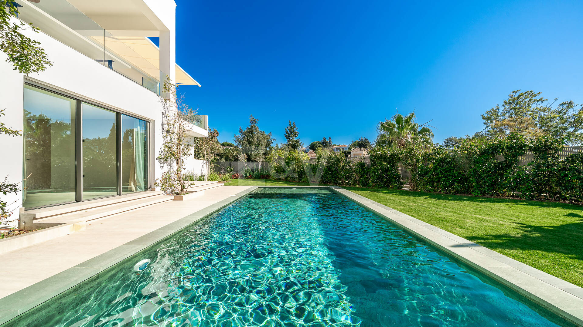 Modern Architectural Sanctuary: Bespoke Design with Sea Views