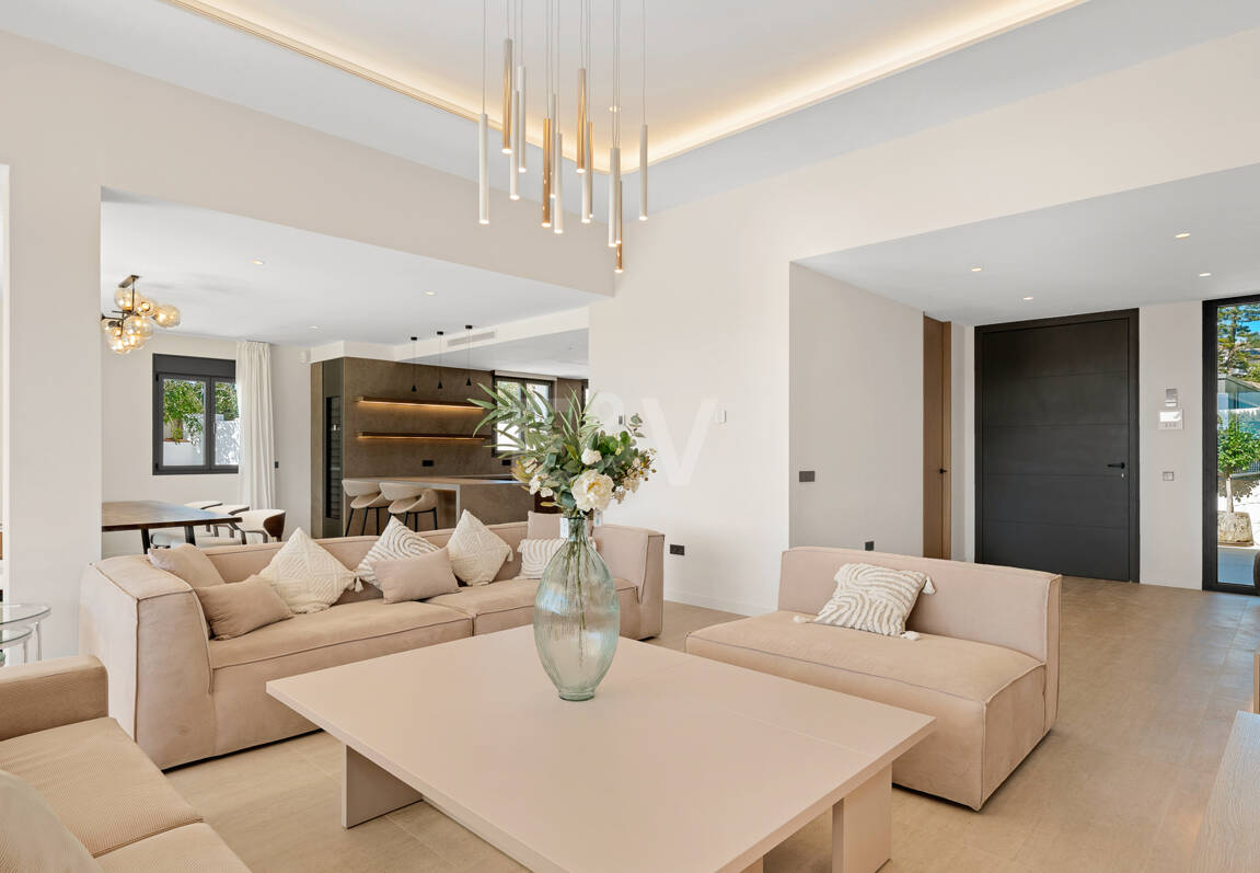 Sanctuaire architectural moderne : conception sur mesure avec vue sur la mer