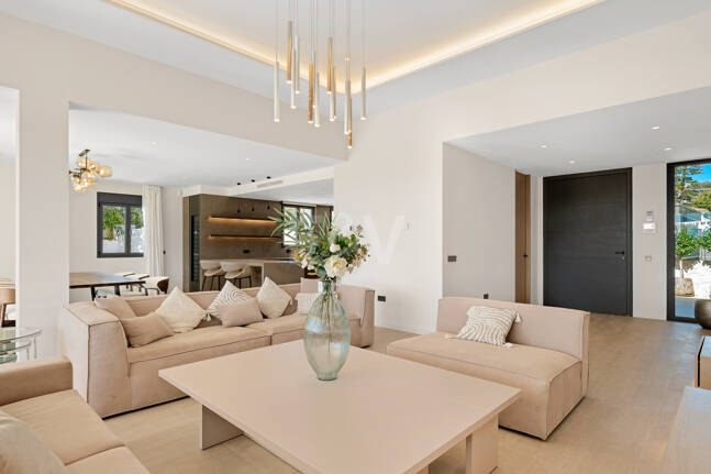 Sanctuaire architectural moderne : conception sur mesure avec vue sur la mer