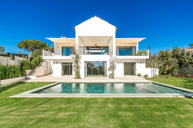 Sanctuaire architectural moderne : conception sur mesure avec vue sur la mer