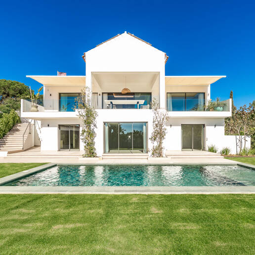 Sanctuaire architectural moderne : conception sur mesure avec vue sur la mer