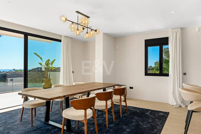 Sanctuaire architectural moderne : conception sur mesure avec vue sur la mer