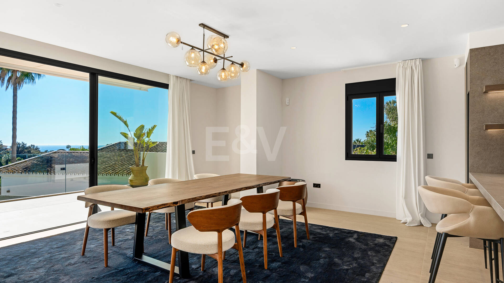 Sanctuaire architectural moderne : conception sur mesure avec vue sur la mer