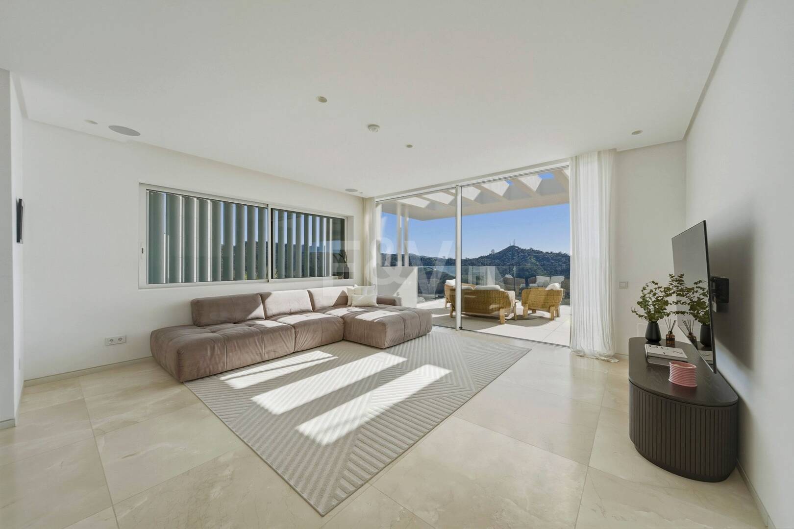 Exceptional Value Contemporary 3-Bedroom Apartment in Gated Palo Alto, Marbella