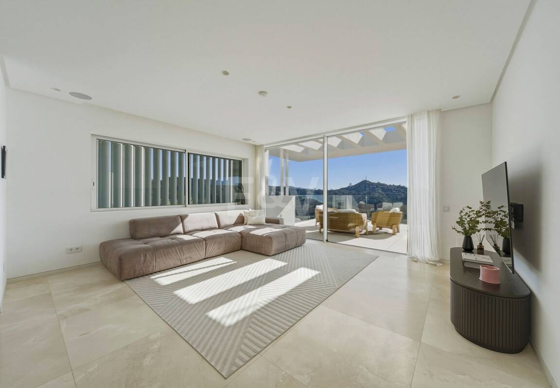 Exceptional Value Contemporary 3-Bedroom Apartment in Gated Palo Alto, Marbella