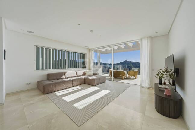 Exceptional Value Contemporary 3-Bedroom Apartment in Gated Palo Alto, Marbella