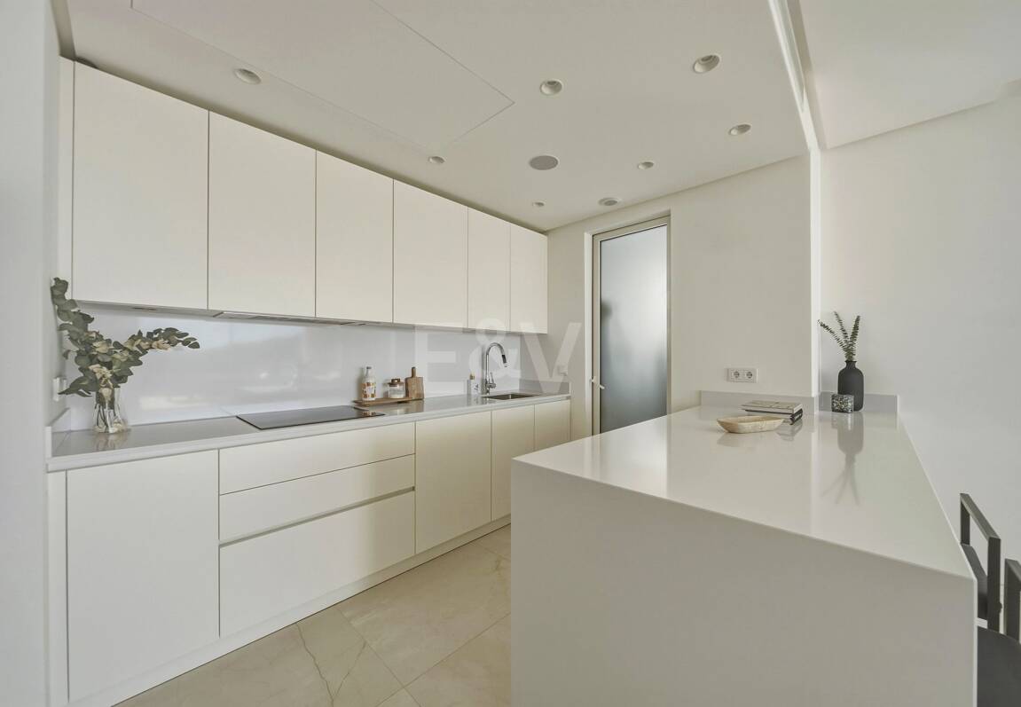 Exceptional Value Contemporary 3-Bedroom Apartment in Gated Palo Alto, Marbella