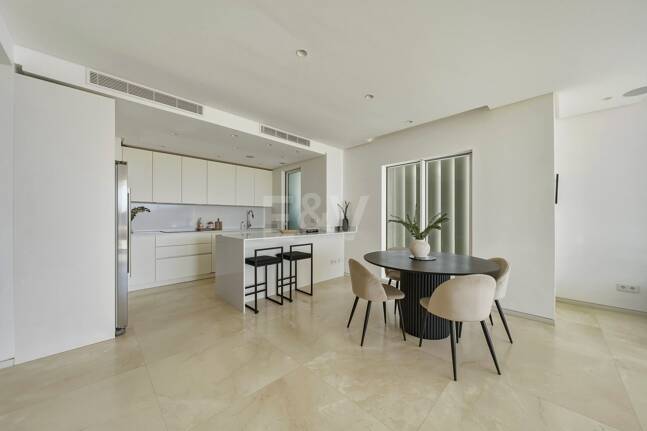 Exceptional Value Contemporary 3-Bedroom Apartment in Gated Palo Alto, Marbella