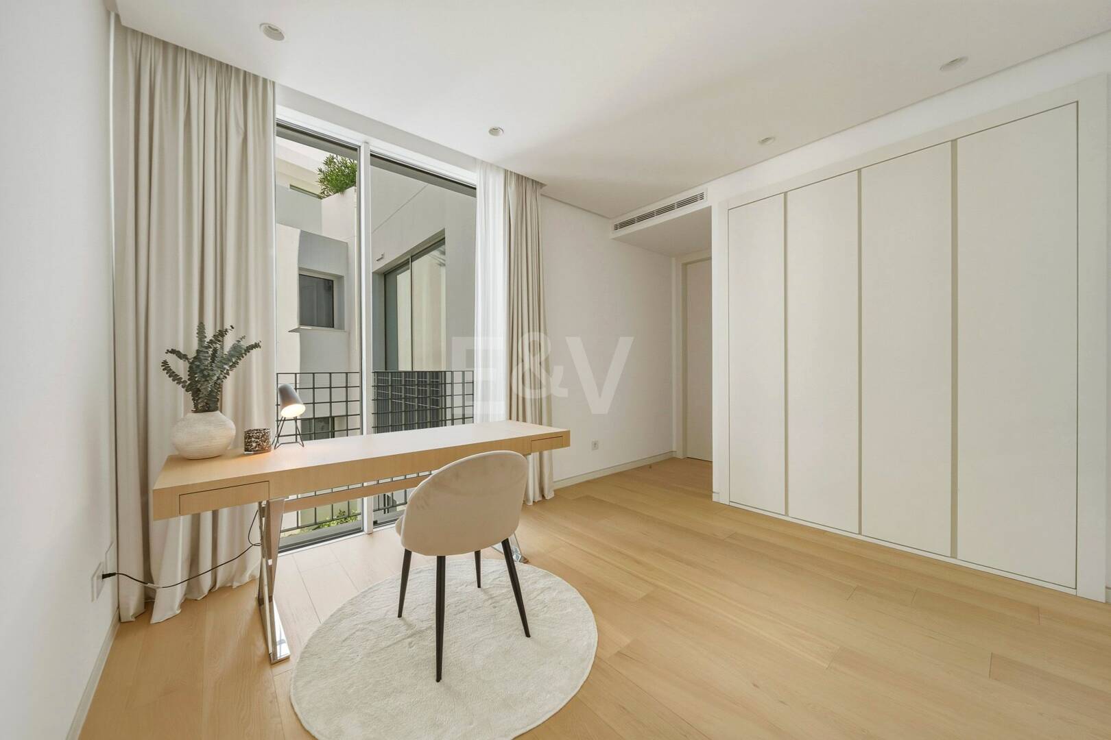 Exceptional Value Contemporary 3-Bedroom Apartment in Gated Palo Alto, Marbella