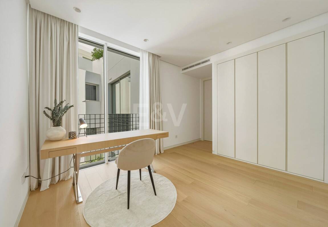 Exceptional Value Contemporary 3-Bedroom Apartment in Gated Palo Alto, Marbella