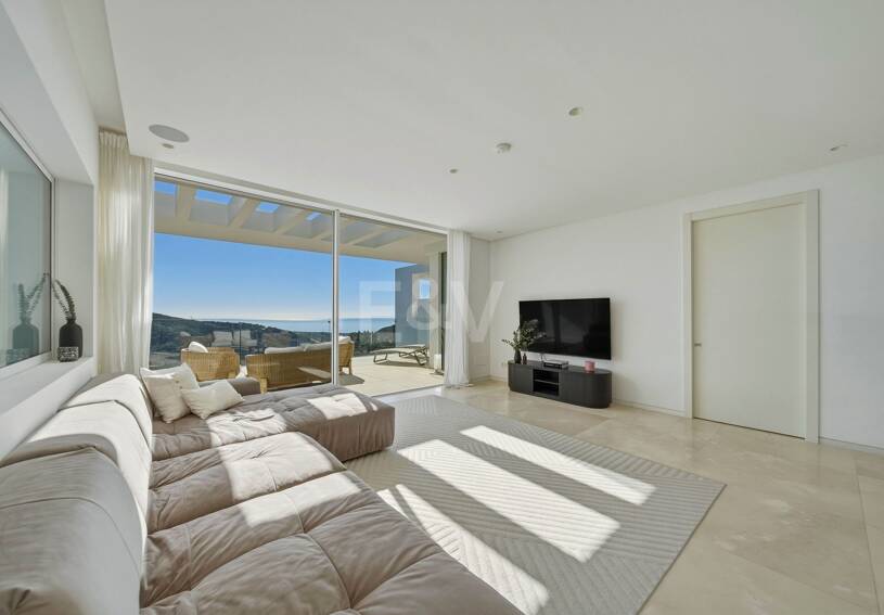 Exceptional Value Contemporary 3-Bedroom Apartment in Gated Palo Alto, Marbella