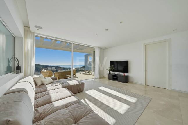 Exceptional Value Contemporary 3-Bedroom Apartment in Gated Palo Alto, Marbella