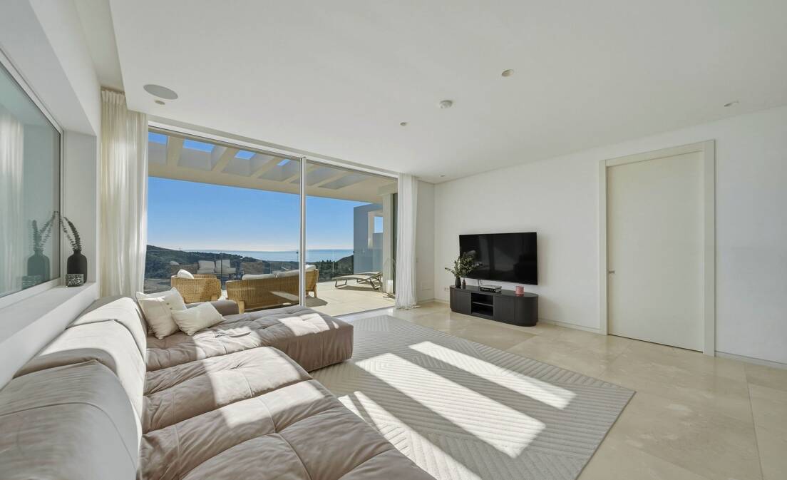 Exceptional Value Contemporary 3-Bedroom Apartment in Gated Palo Alto, Marbella