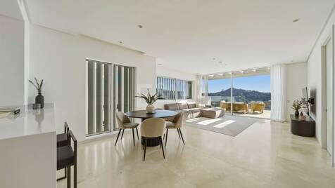 Excepcional piso contemporáneo de 3 dormitorios en Palo Alto, Marbella, con urbanización cerrada