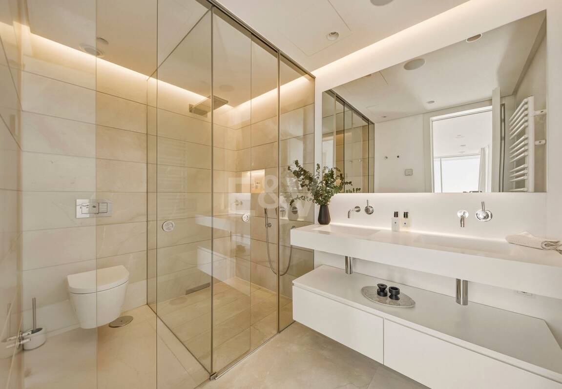 Exceptional Value Contemporary 3-Bedroom Apartment in Gated Palo Alto, Marbella