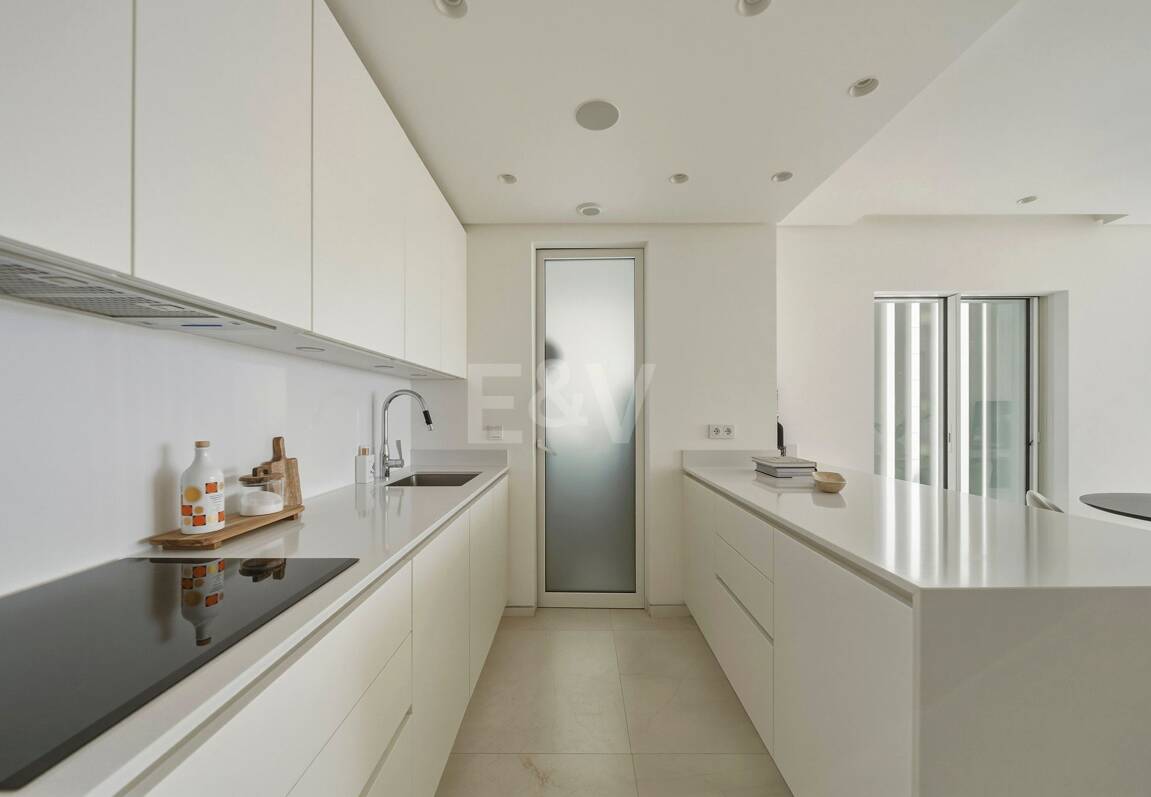 Exceptional Value Contemporary 3-Bedroom Apartment in Gated Palo Alto, Marbella