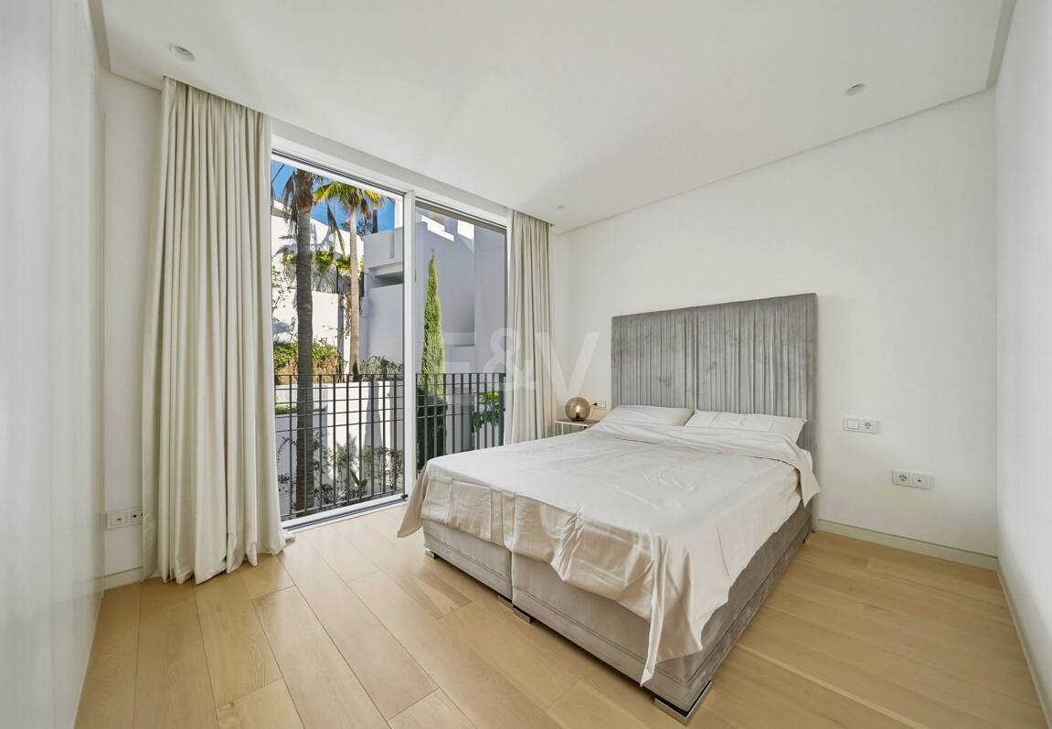 Exceptional Value Contemporary 3-Bedroom Apartment in Gated Palo Alto, Marbella