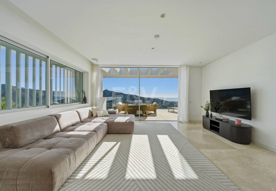 Exceptional Value Contemporary 3-Bedroom Apartment in Gated Palo Alto, Marbella