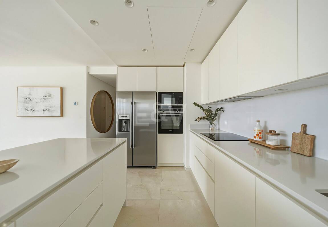 Exceptional Value Contemporary 3-Bedroom Apartment in Gated Palo Alto, Marbella